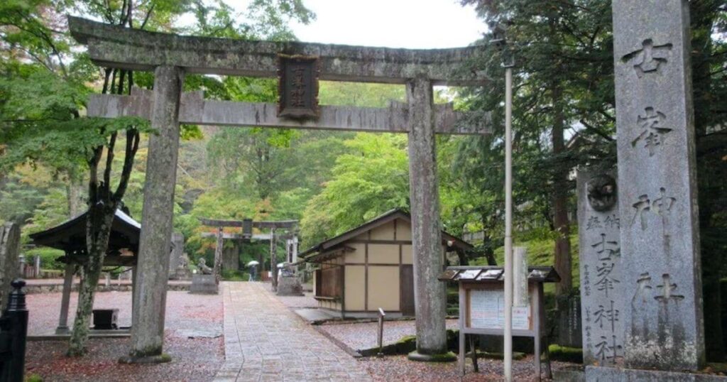 古峯神社石鳥居與參道入口