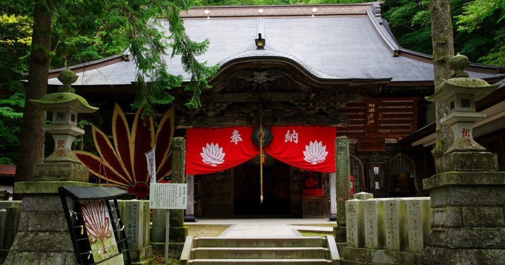 迦葉山彌勒寺山門與境內景觀