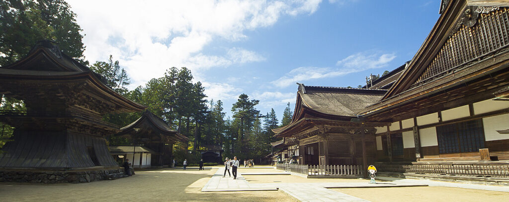 高野山金剛峯寺景點，遠看寺廟，有遊客在行走