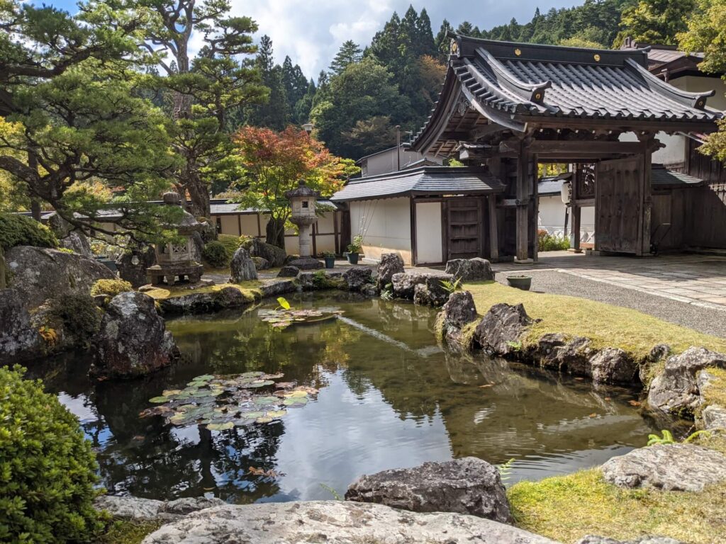 高野山寺廟與池塘景象