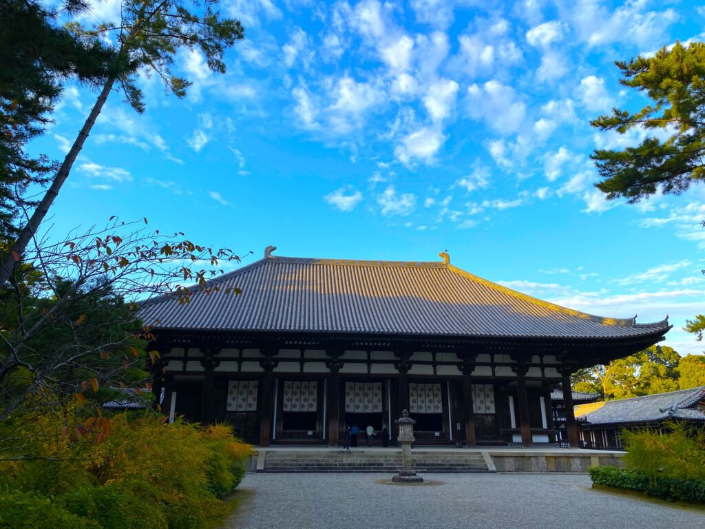 唐招提寺與藍天白雲畫面