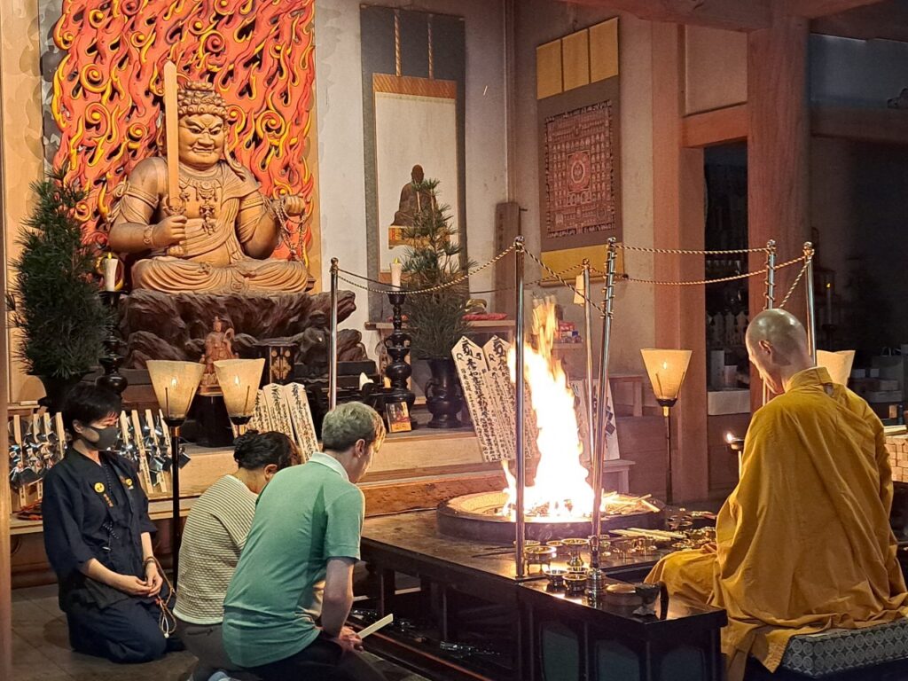 高野山護摩畫面，僧侶與旅客進行火供