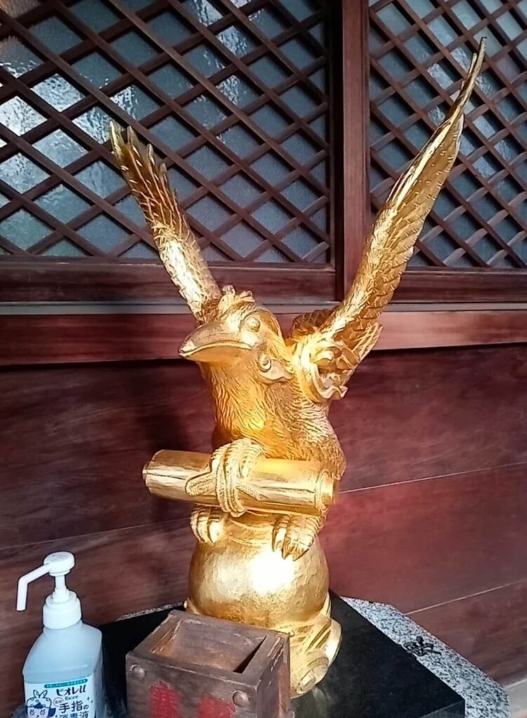 日本神社八咫烏金像