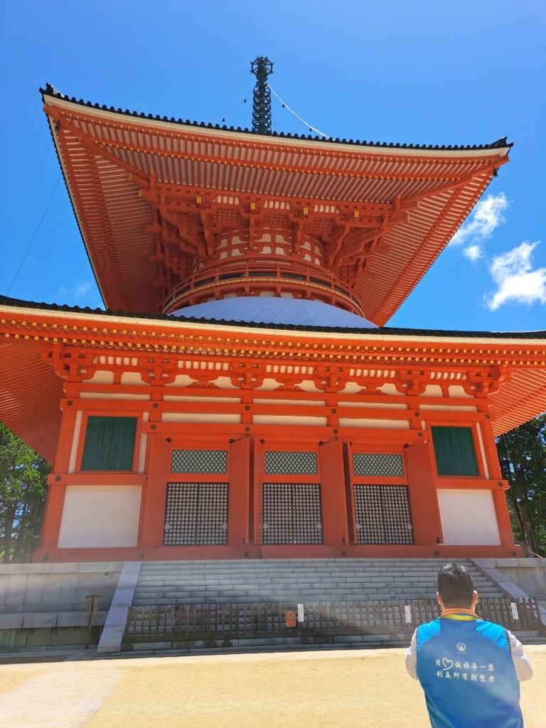 高野山壇上伽藍，以朱紅色根本大塔為中心，象徵真言宗密法核心