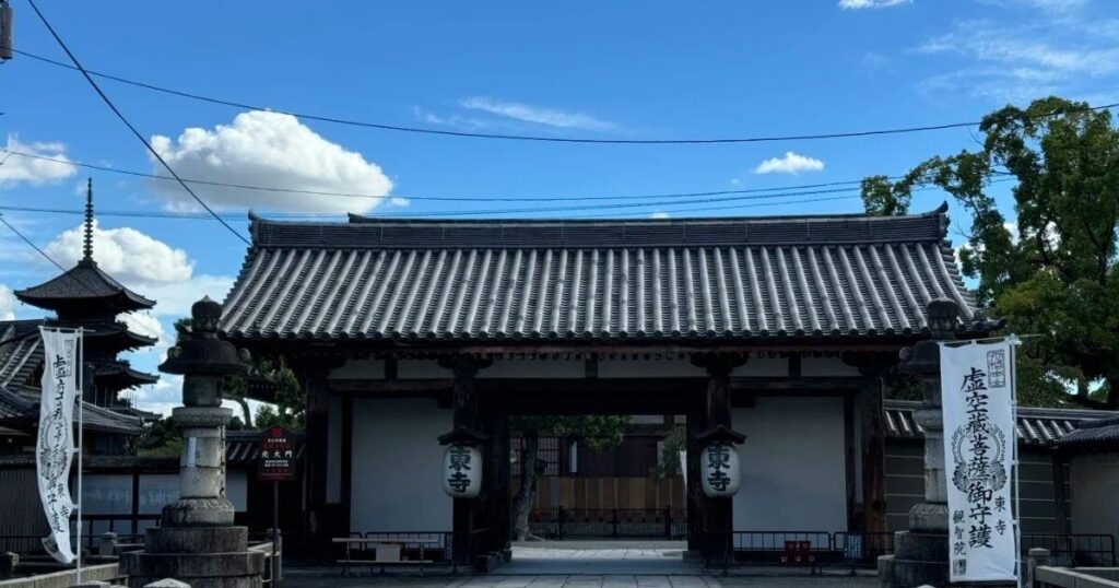 京都東寺正門與五重塔遠景