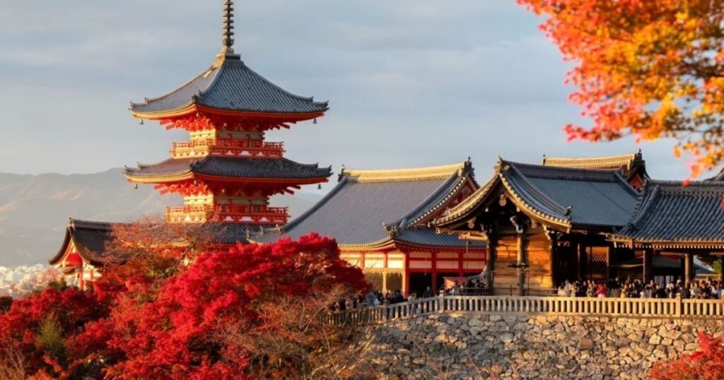 清水寺秋季楓紅美景與寺廟建築
