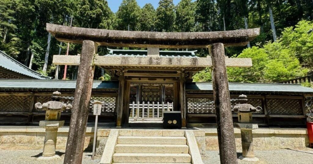 德川家靈廟正門與石燈籠