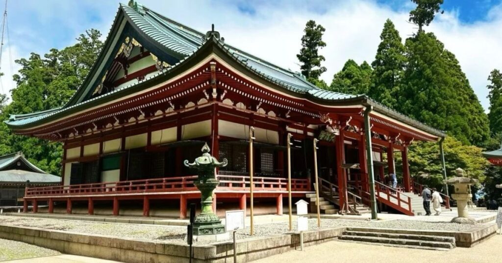 比叡山延曆寺的主殿建築,紅色木構與綠色屋頂相互輝映