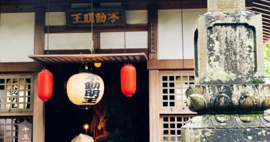 日本四國遍路第一番札所靈山寺，寺前高掛著寫有「不動明王」的紙燈籠與紅燈籠