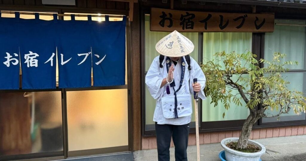 四國遍路朝聖者於住宿前合十祈願