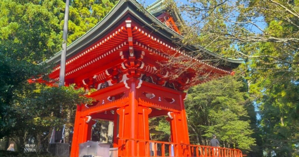 圖片呈現山林圍繞下的寺院建築,提醒旅人出發前掌握氣候與穿著建議。
