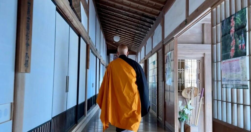 高野山僧侶行走寺院走廊