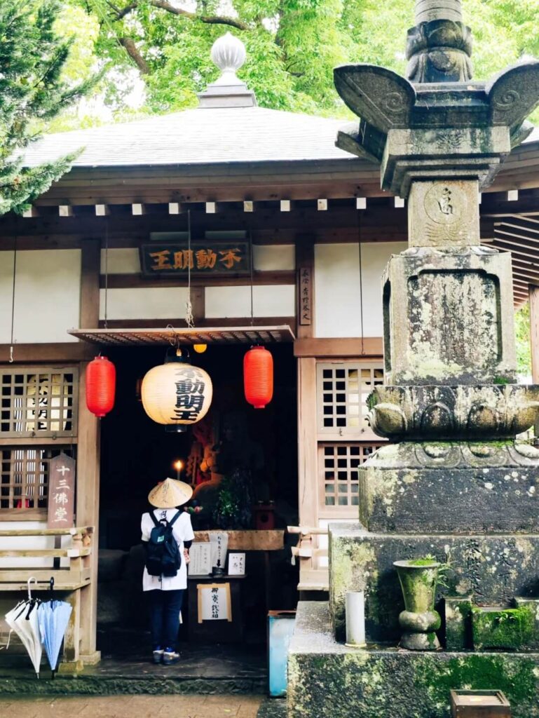 四國遍路靈山寺堂前參拜