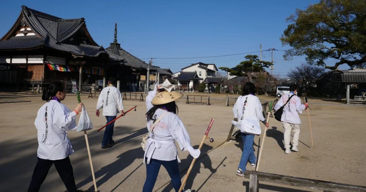 先達與領隊帶領朝聖者參拜