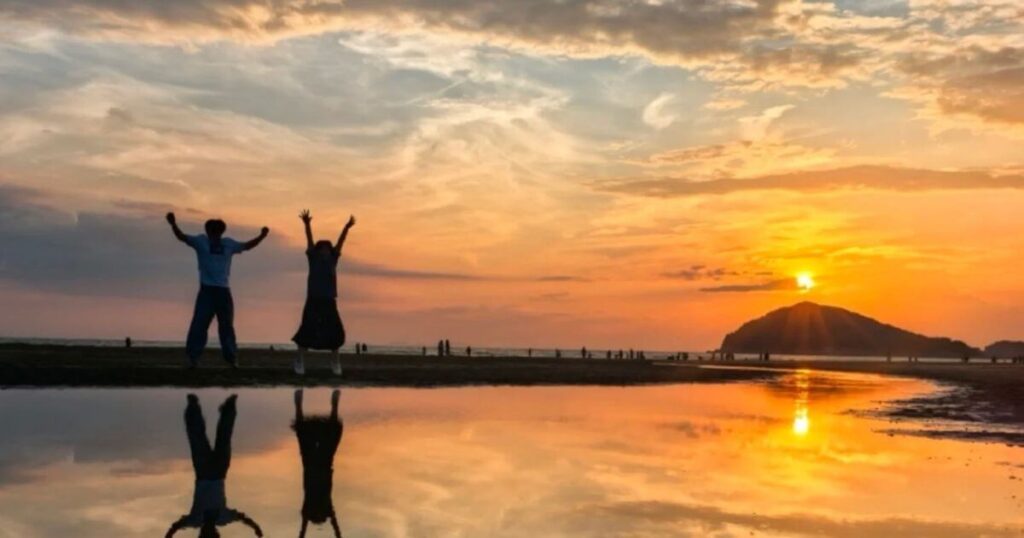 夕陽下的海灘親子時光