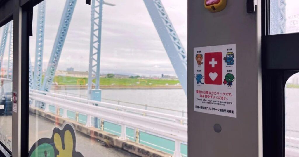 四國巴士優先座貼紙與窗外景色